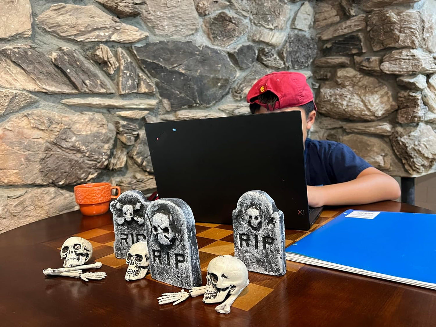 GIFTEXPRESS 6pcs Tombstone Skeleton Set Table Décor Figurine Set, Halloween Props, Realistic Bones and Skulls for Halloween Décor