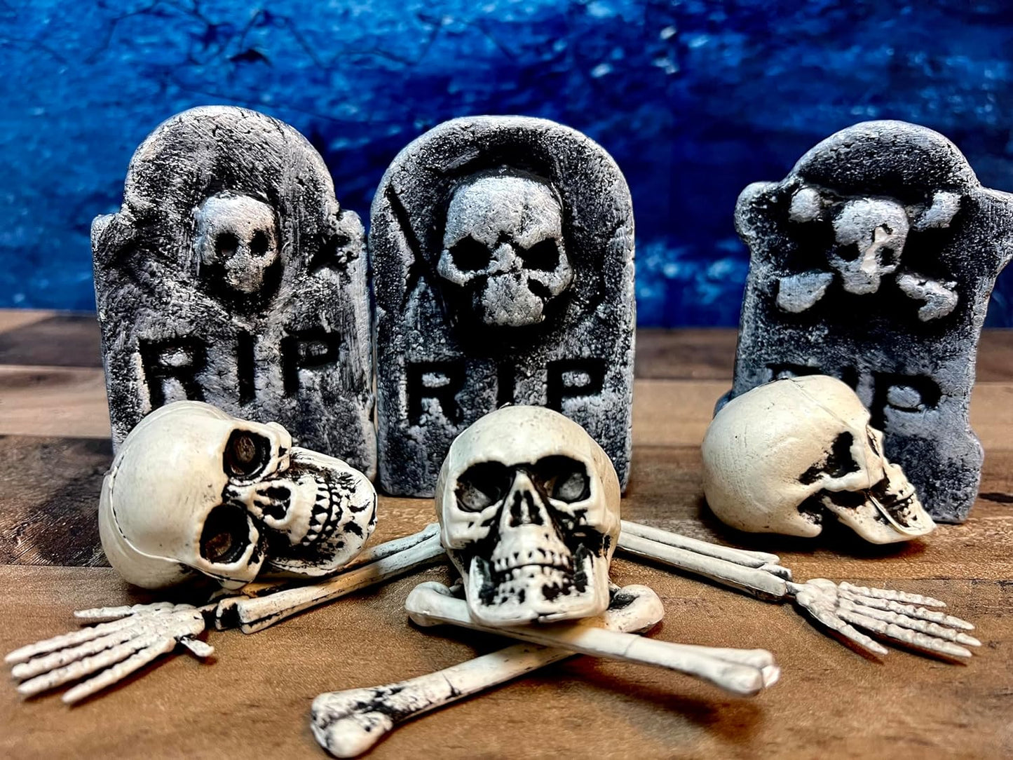GIFTEXPRESS 6pcs Tombstone Skeleton Set Table Décor Figurine Set, Halloween Props, Realistic Bones and Skulls for Halloween Décor