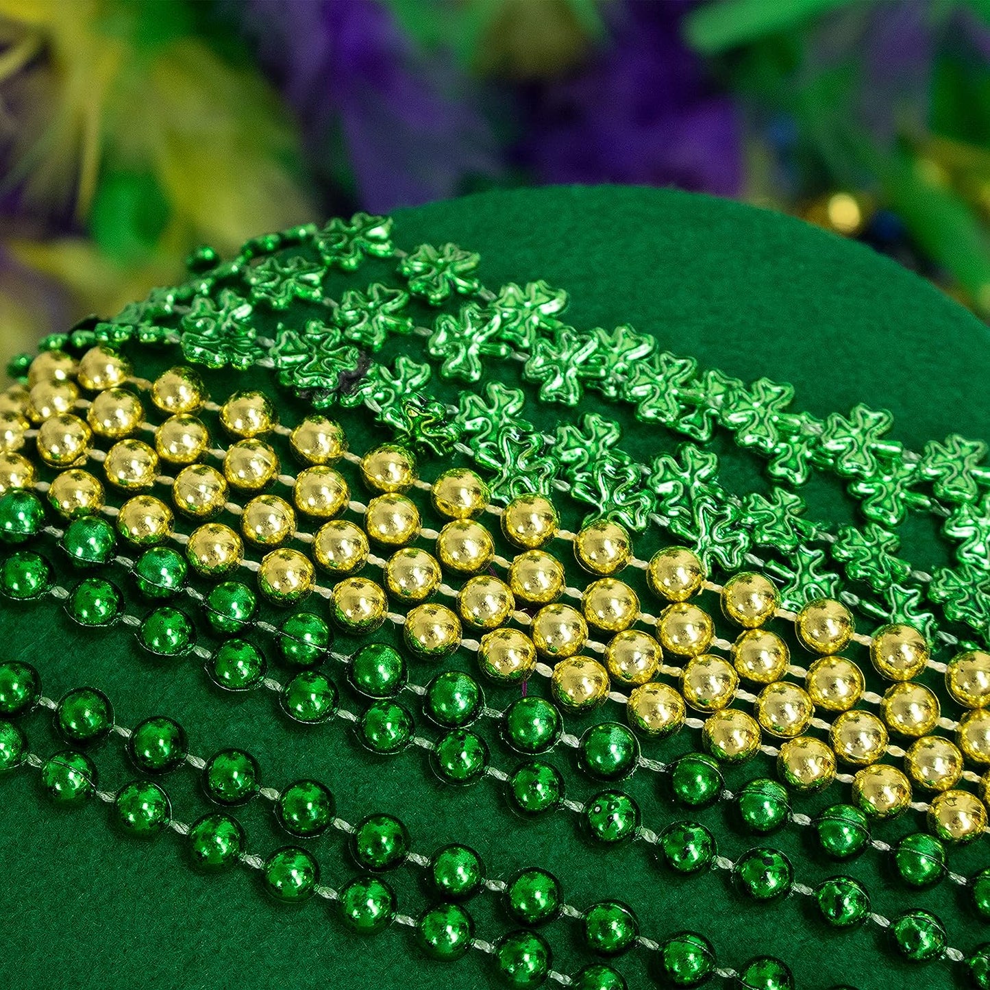 GIFTEXPRESS Collar de cuentas de Mardi Gras de 33 pulgadas, collar de cuentas de trébol de oro verde metálico (paquete de 12)