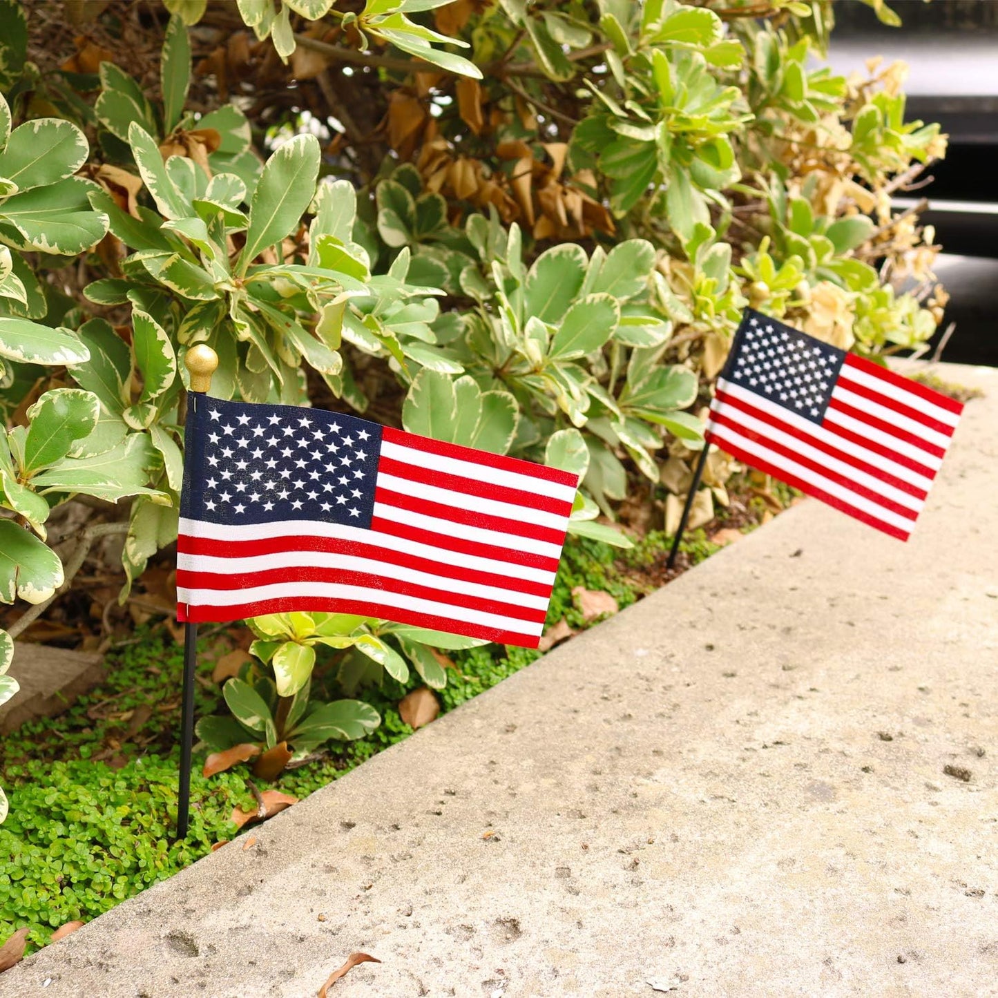 GIFTEXPRESS Banderas americanas de 4 x 6 pulgadas, fabricadas en Estados Unidos, banderas americanas pequeñas en bastón negro (paquete de 12)