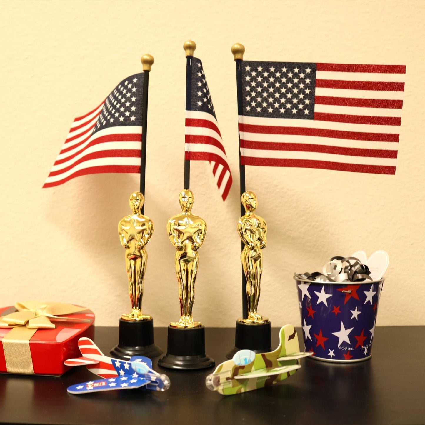 GIFTEXPRESS Banderas americanas de 4 x 6 pulgadas, fabricadas en Estados Unidos, banderas americanas pequeñas en bastón negro (paquete de 12)